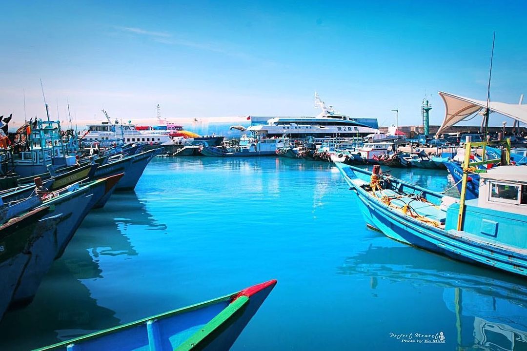 漁船懶洋洋的泊在富岡碼頭邊，待陽光弱了，海水涼了，等待出海的時刻-感謝 @kemingpan 分享美照☺️-歡迎在您的照片標記我們...