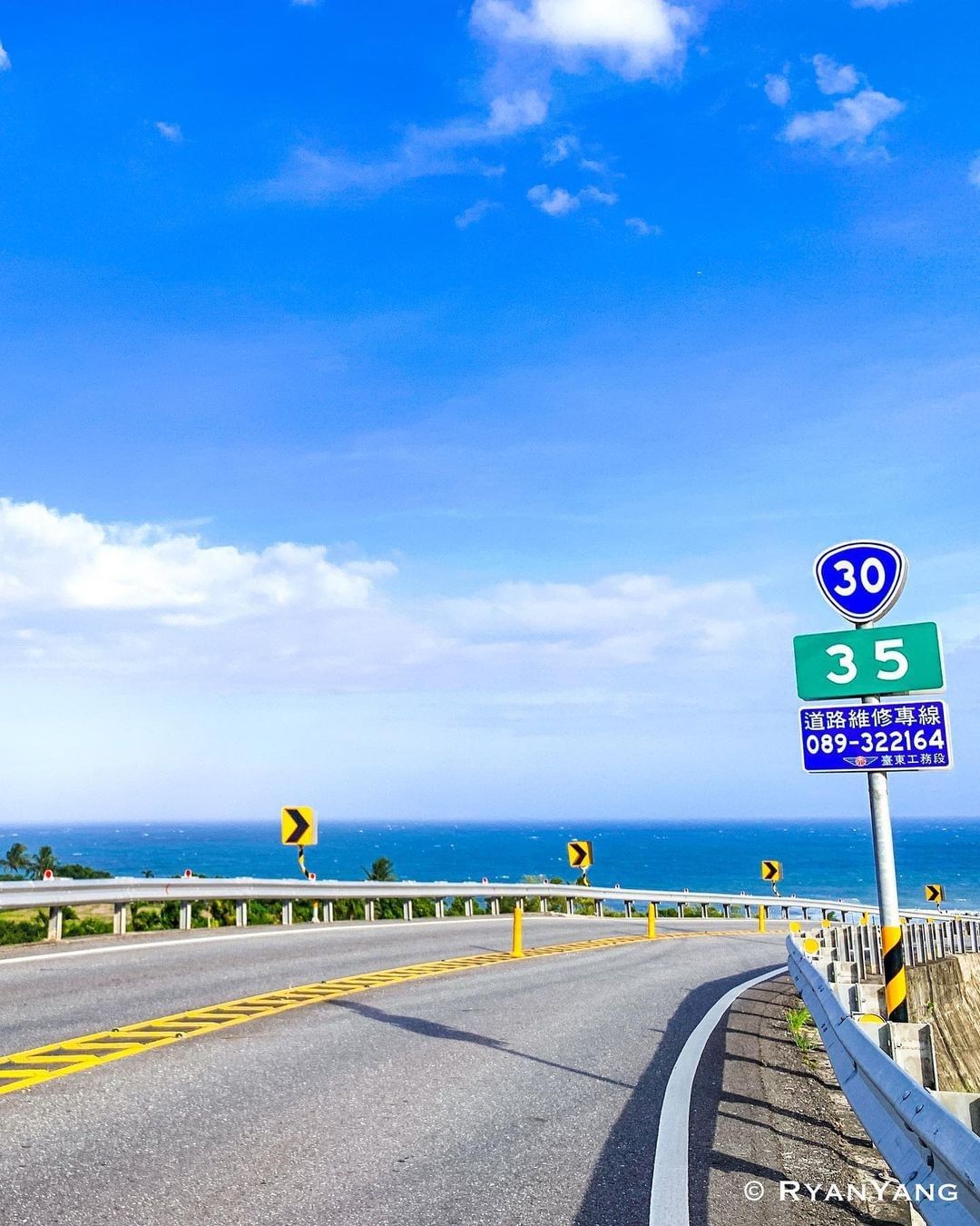 藍色公路，嘗試享受海風的味道，因為美到忘記呼吸了 ><-感謝 @ryanyang_  分享美照☺️-歡迎在您的照片標記我們 @ec...