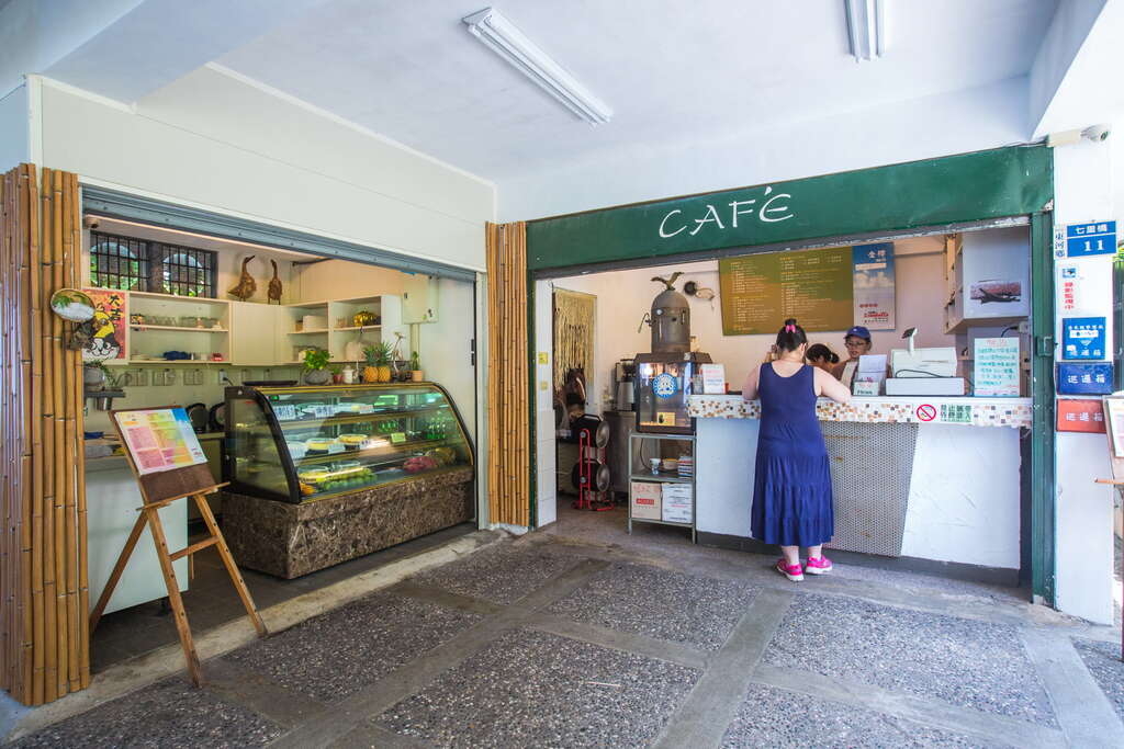 遊憩區旁的眺望台及觀景咖啡店