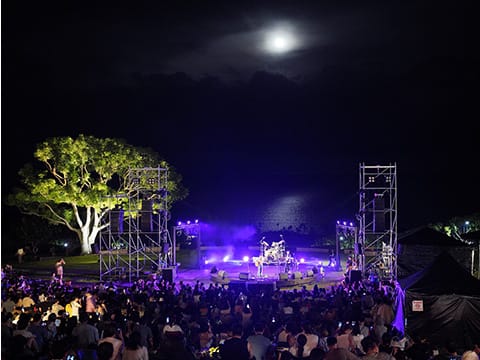 鄭宜農演出時月亮悄悄露出