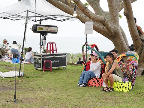 民眾與打卡椅合照