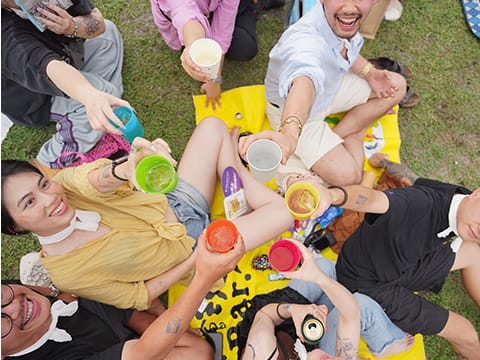 現場民眾開心舉杯與音樂會同歡_0