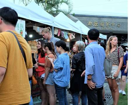 創意市集排隊人潮
