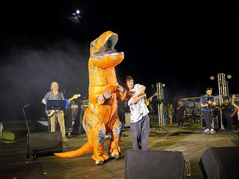 王宏恩與現場觀眾喬裝的恐龍一同演出