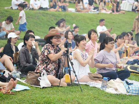 現場觀眾跟著音樂搖擺