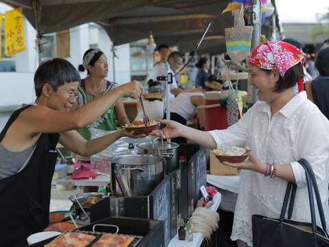 創藝市集，遊客用壓金借餐具