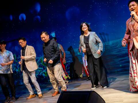 現場貴賓與演出者一同舞動