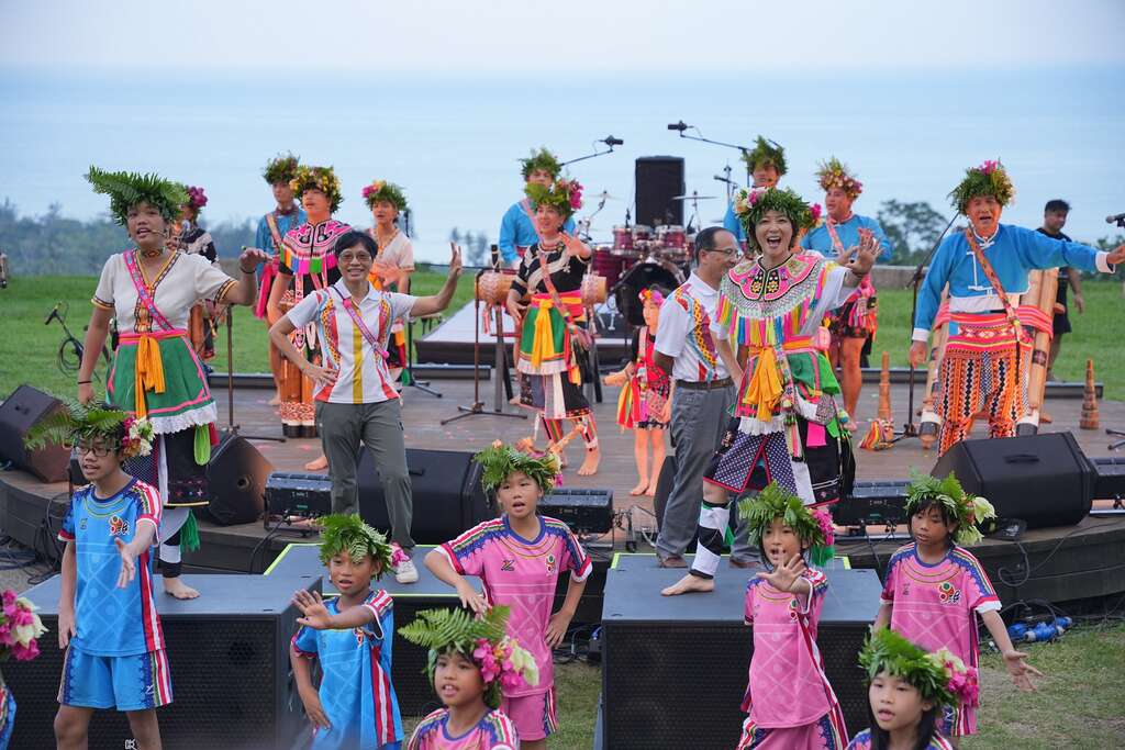 Amis旮亙樂團開場演出