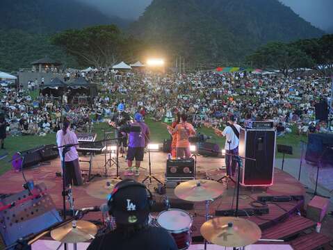 嵐馨樂團演出